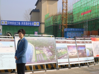 县委副书记、县长王亚珍在一馆一中心项目现场作视频观摩会讲解
